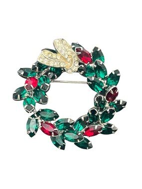 Christmas holly berry rhinestone red & green holiday wreath brooch pin vintage